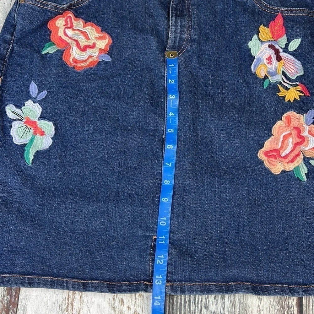 Tommy Hilfiger Denim Skirt  with Floral Design Sz 16 - Picture 2 of 10